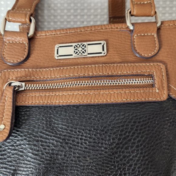 2 Vera Wang and 1 unbranded black patent leather shoulder bags - Picture 12 of 15